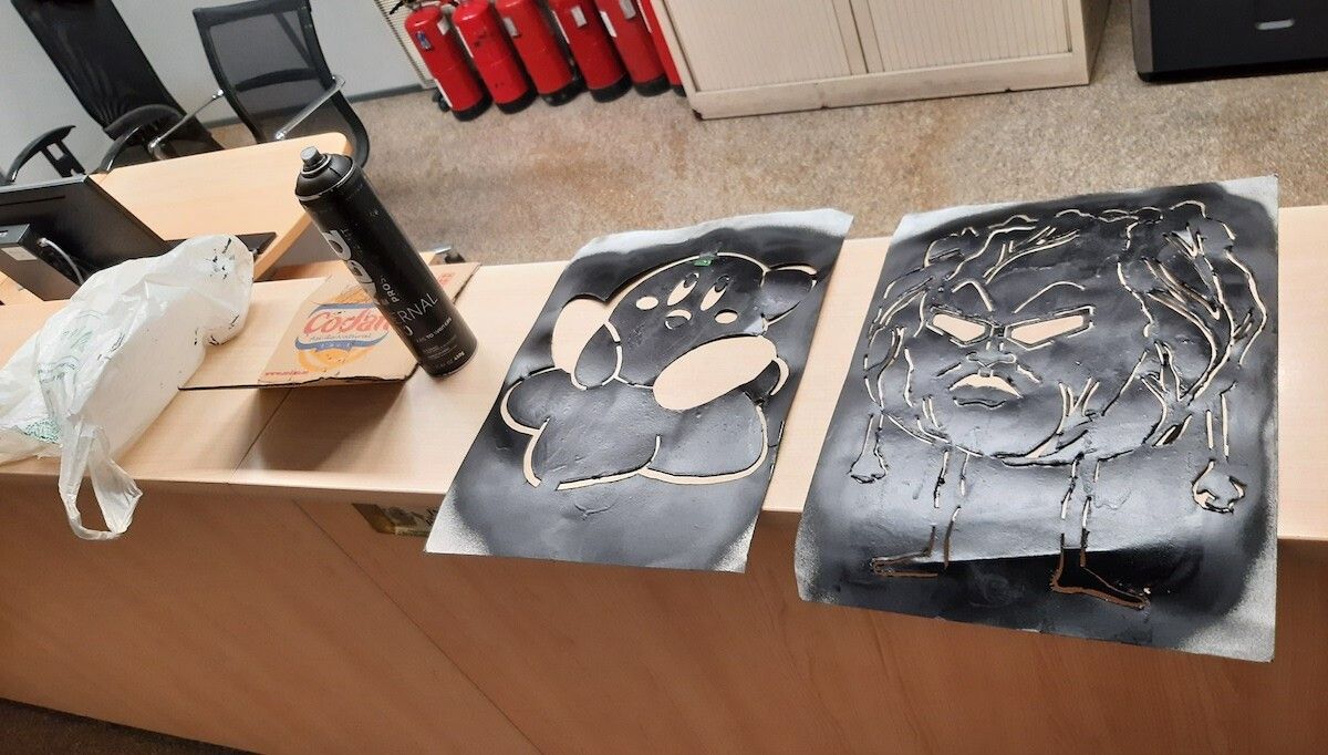 Plantillas con pintura aínda fresca incautadas o mozo identificado
