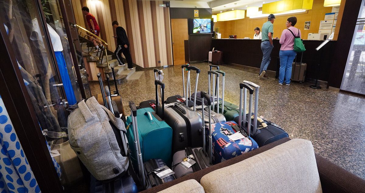 Un grupo de maletas en la recepción de un hotel