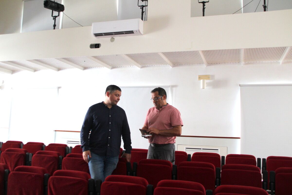 Manu Lourenzo y Pablo Garrido comprueban el sistema de climatización
