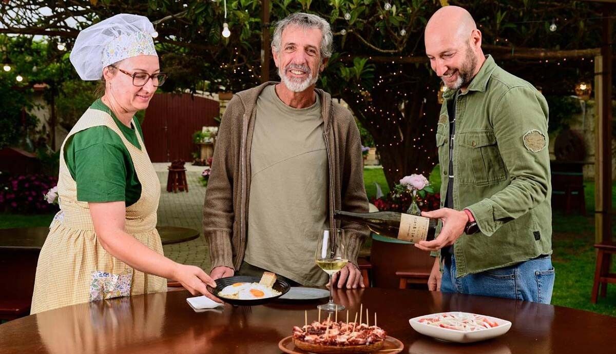 Pepe Solla cos responsables do furancho A Casa Pequena