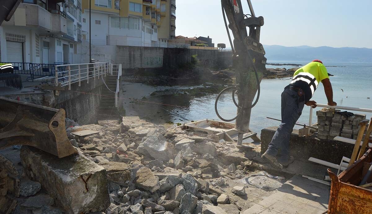 Obras de emergencia sobre el muro de la playa de Lavapanos