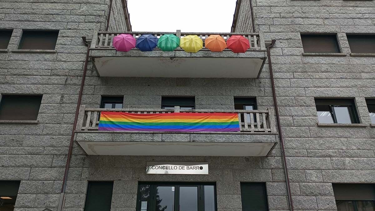 Decoración na casa consistorial de Barro polo Día do Orgullo