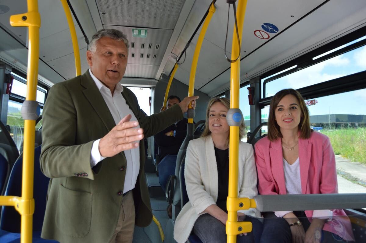 O alcalde de Ssanxenxo, Telmo Martín na viaxe de proba do bus circular