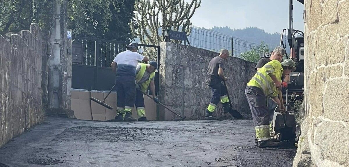 Operarios en una vía de Soutomaior