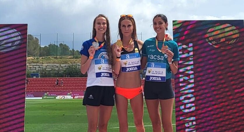 Antía Chamosa (a la izquierda), con su medalla de plata en los campeonatos de España