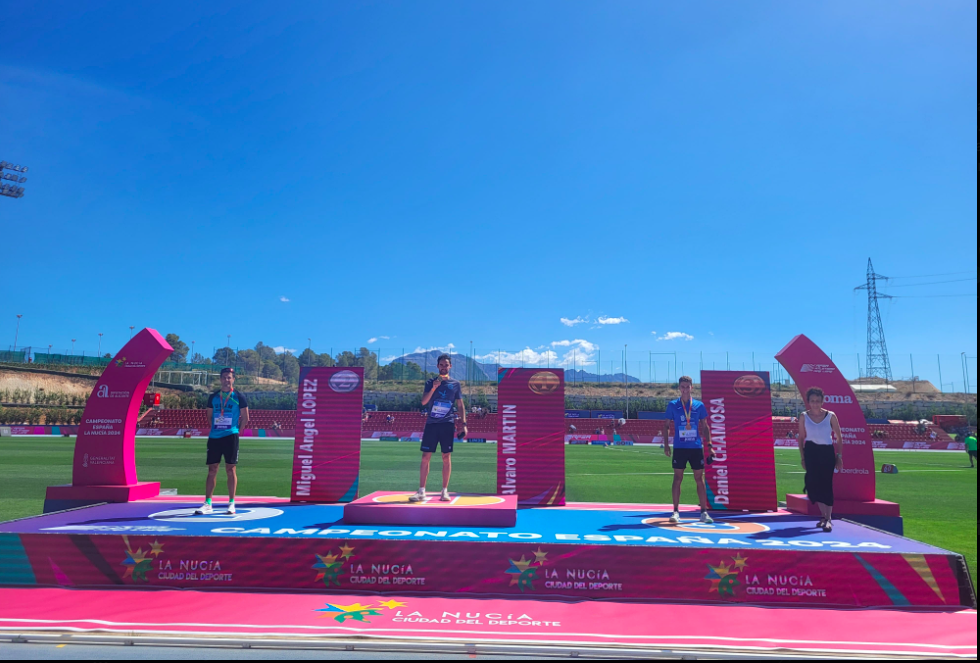 Dani Chamosa (a la derecha), en el podio de los campeonatos de España