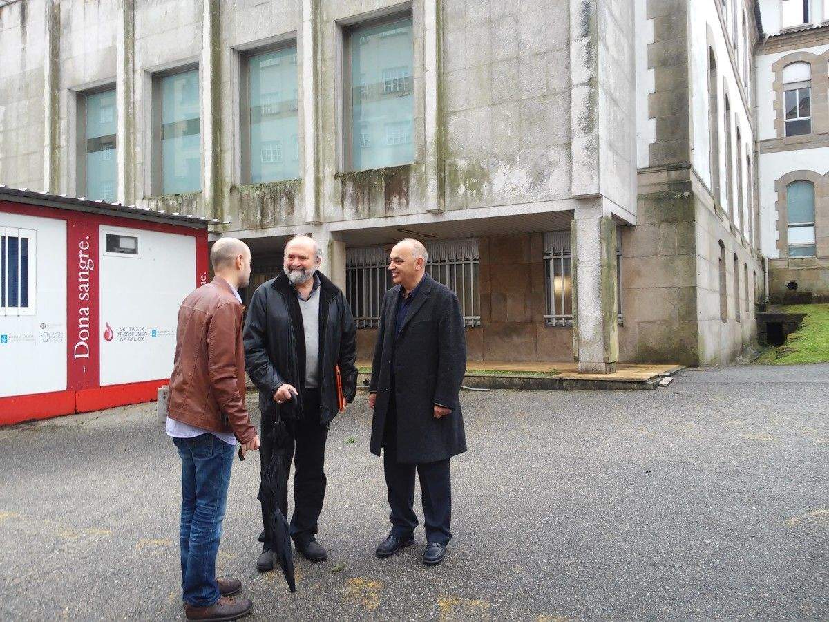 Agustín Fernández habla con dos de los integrantes de la lista del PSOE ante el Centro de Doazón de Sangue