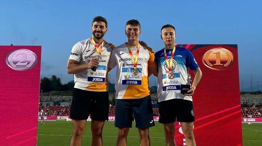 Pablo Costas, en el podium del Nacional de atletismo junto a los hermanos Quijera