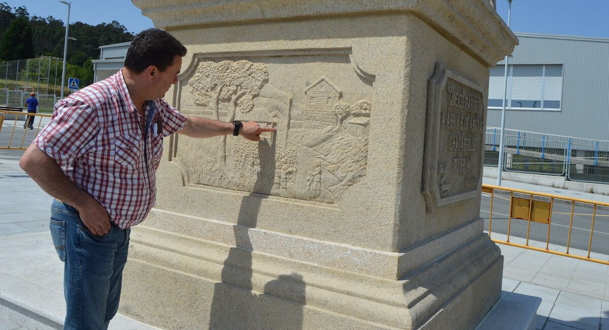 Manolo Fandiño con el monumento homenaje a los barrosos