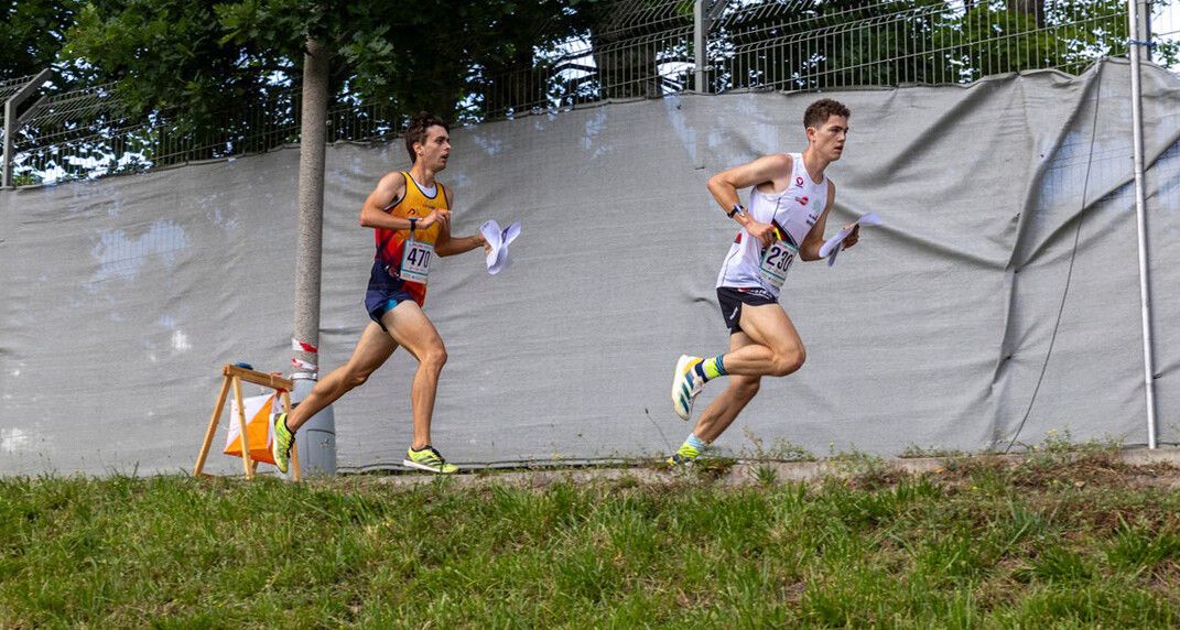 Mateo Rodríguez (á esquerda), no Mundial junior de orientación a pé