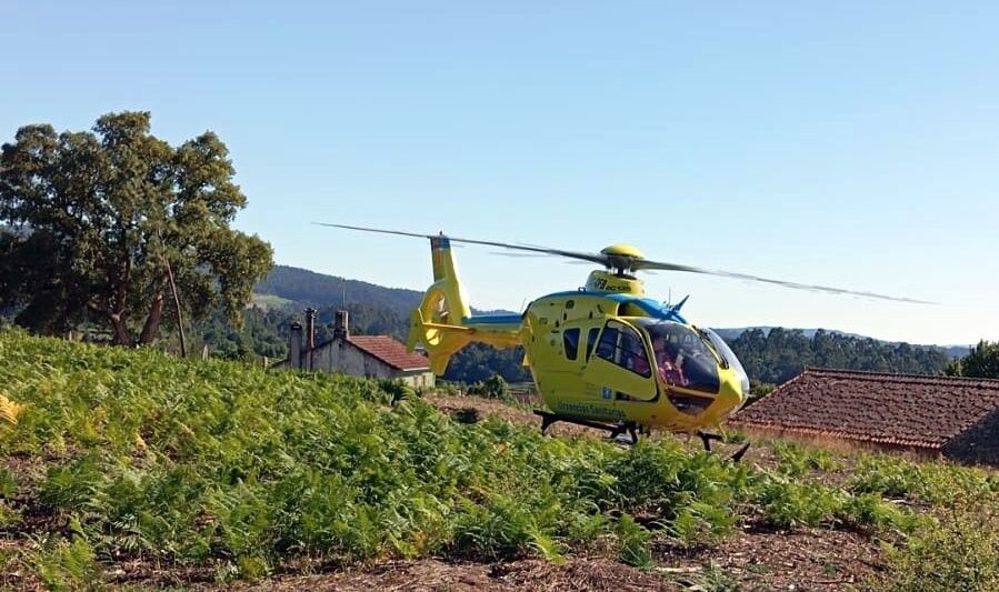 Helicóptero do 061 no lugar onde se rexistraba o accidente do tractor