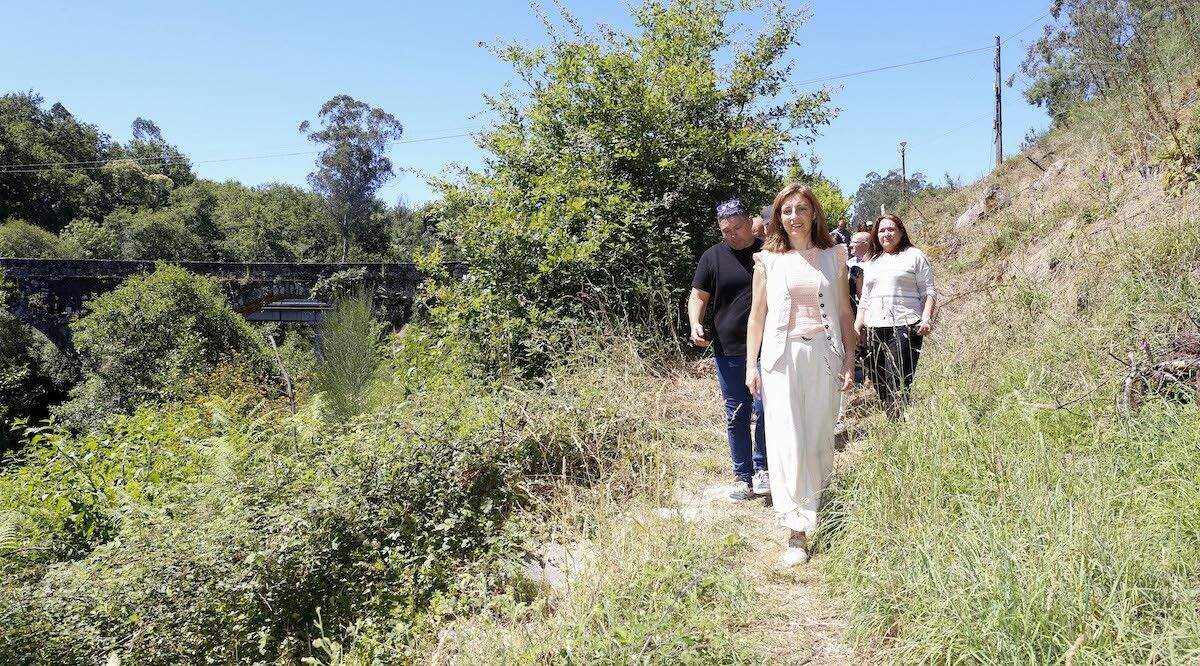 Ángeles Vázquez, conselleira de Medio Ambiente, en el río Verdugo