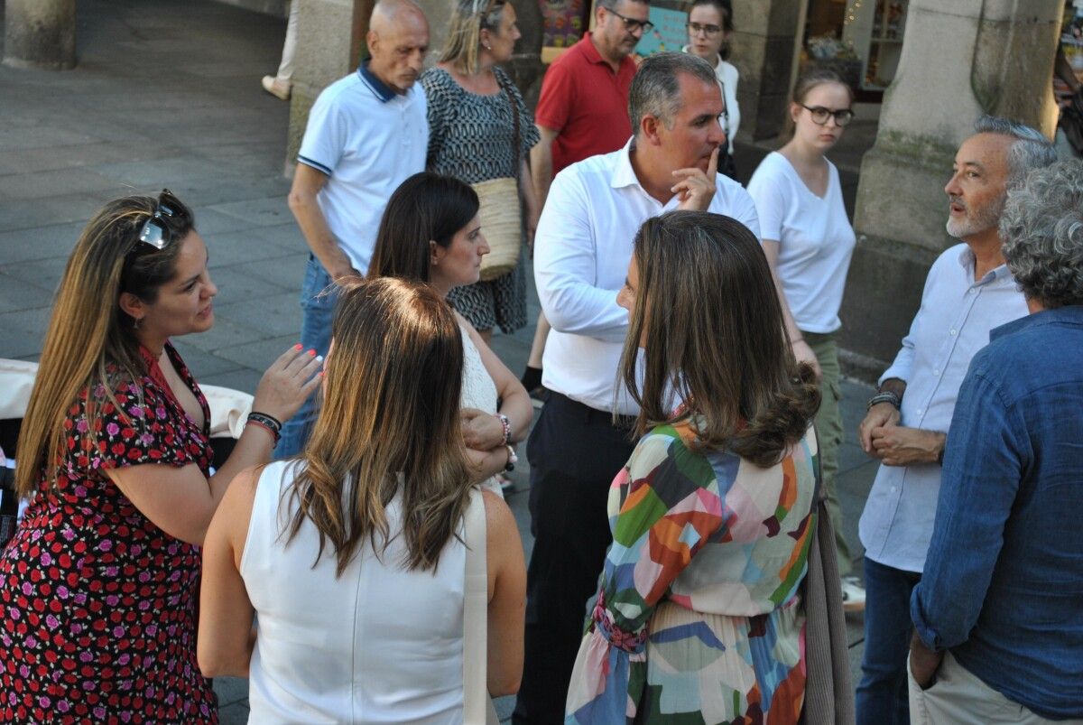 Encontro entre comerciantes e residentes da Ferrería con representantes do grupo municipal do PP