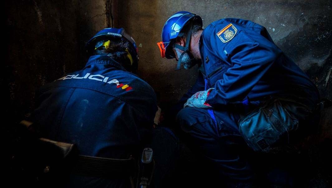 Agentes de la Policía Nacional investigando un incendio