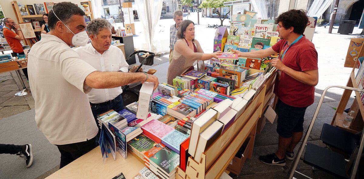 O alcalde Miguel Anxo Fernández Lores visitou a Festa dos Libros na súa apertura