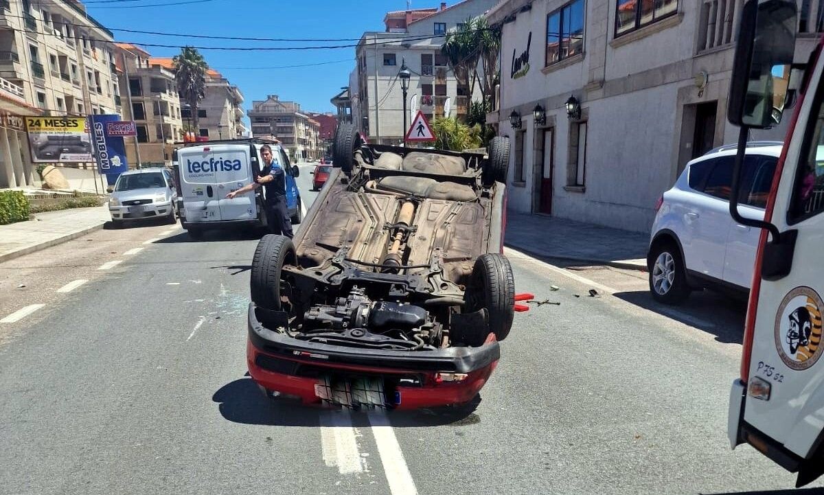 Así quedaba el turismo tras impactar contra dos coches aparcados
