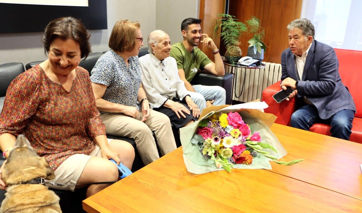  María López Irimia con su familia en la alcaldía