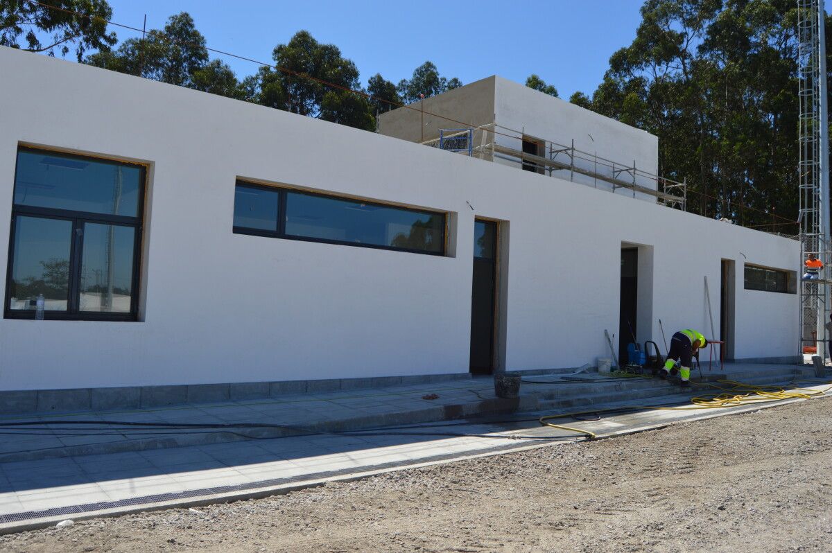 Exterior dos vestiarios do novo campo de fútbol de Dorrón