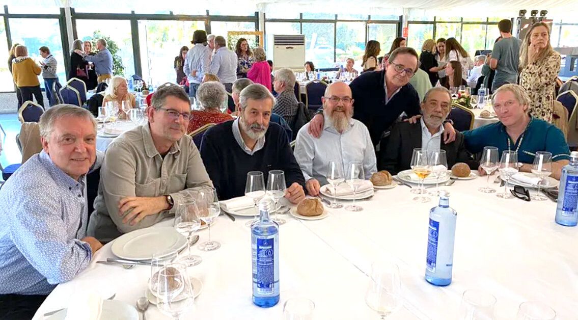 Emilio Arruti Peleteiro, segundo por la derecha en la foto, durante un acto de despedida de médicos jubilados
