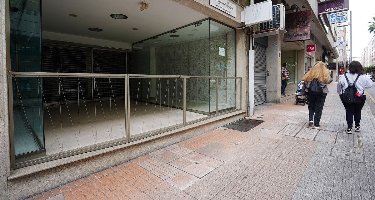 Valo de metal instalado para protexer dous locais da rúa Castelao de persoas que pernoitaban no lugar