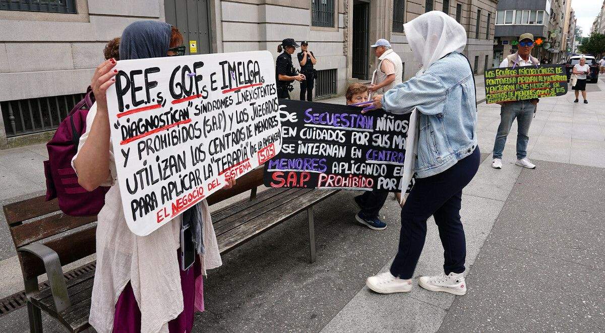 Protesta contra la violencia vicaria e institucional ante la Audiencia Provincial de Pontevedra 