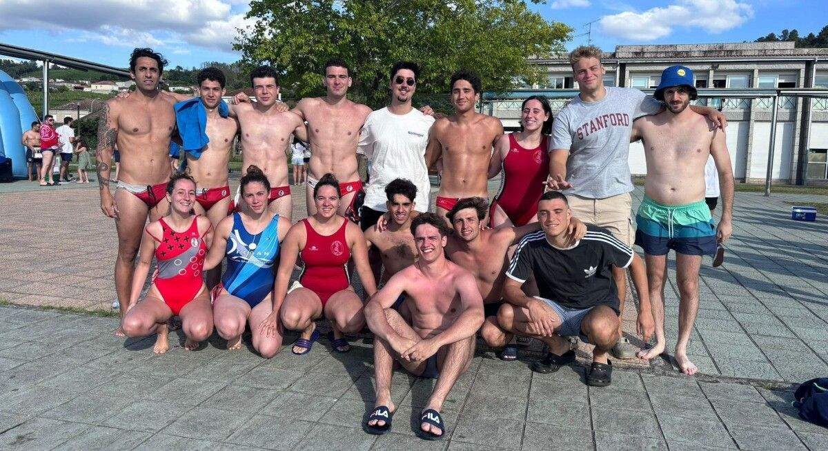 Integrantes do Club Waterpolo Pontevedra no torneo de Waterpolo Castrelo de Miño