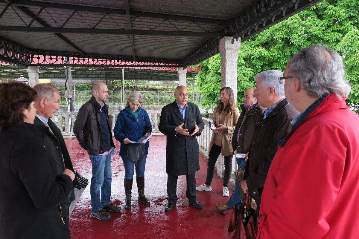 Agustín Fernández, candidato socialista, mantén unha xuntanza con veciños de Santa María de Xeve