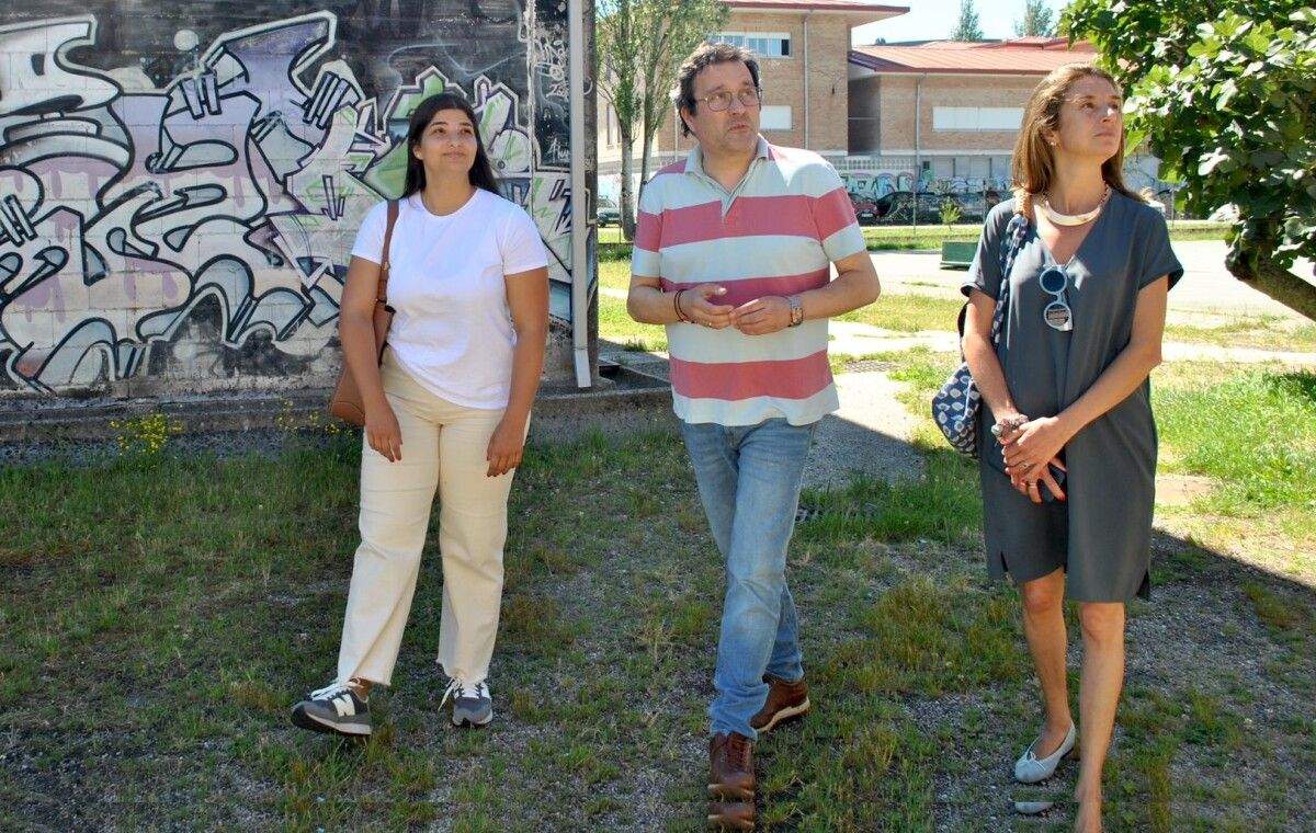 Las concejalas Silvia Junco y Aroa Otero visitaron el CEIP A Xunqueira I