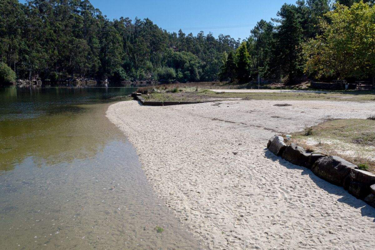 Playa fluvial de A Xunqueira de Arcade en el río Verdugo