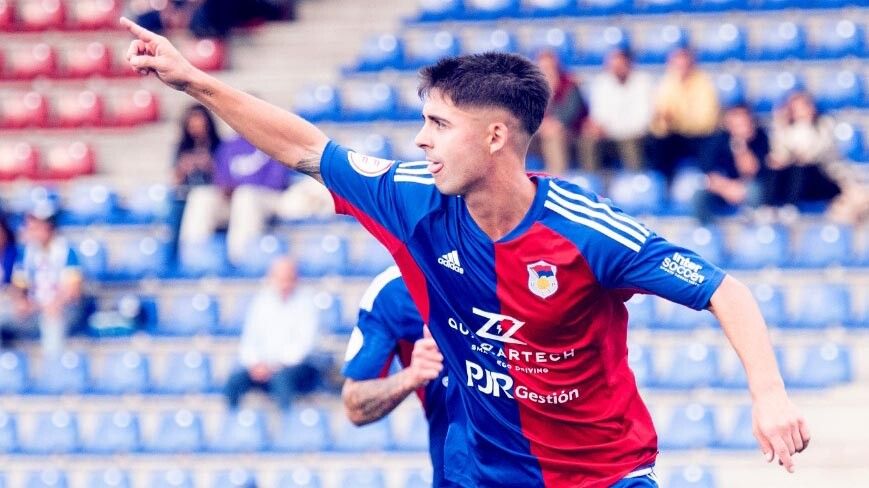 Iago Novo celebrando un gol co Langreo