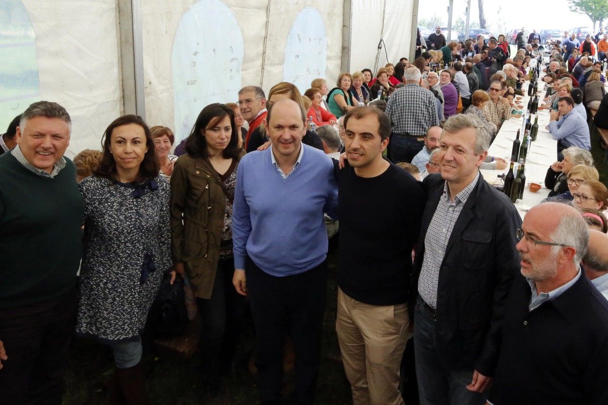 Ángel Moldes acompañado por Alfonso Rueda e Rafael Louzán, xunto a Telmo Martín, María Ramallo, Ana Isabel Vázquez e José Juan Durán