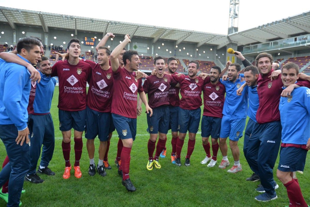 Os xogadores do Pontevedra celebran o título de Campión de Liga ao finalizar o partido con As Pontes