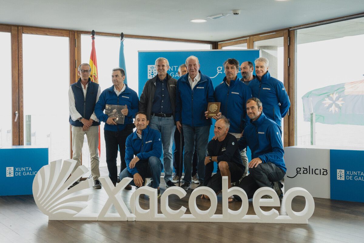 La tripulación del 'Bribón' recibe el Trofeo Xacobeo