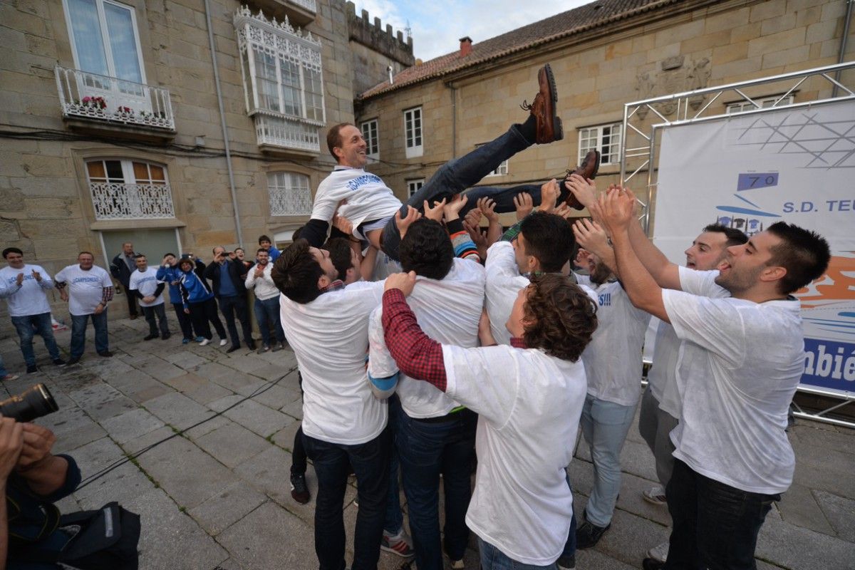 Celebración na praza do Teucro do regreso da SD Teucro a Asobal