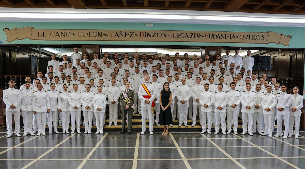 Los reyes y la princesa Leonor posan con los nuevos oficiales de la Armada
