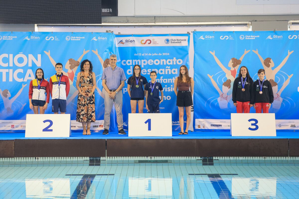 Iván González y Clara Maquieira (derecha), en el podio del Campeonato de España Infantil