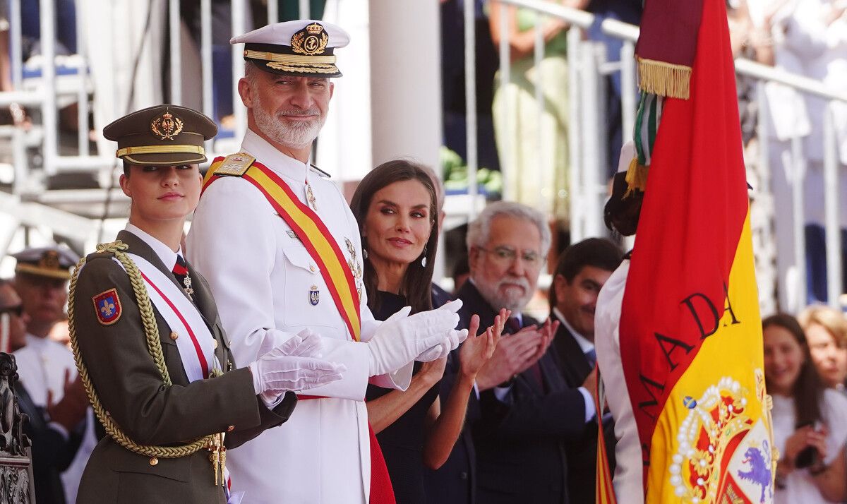 Entrega de reales despachos en la Escuela Naval con Felipe VI, Letizia y Leonor