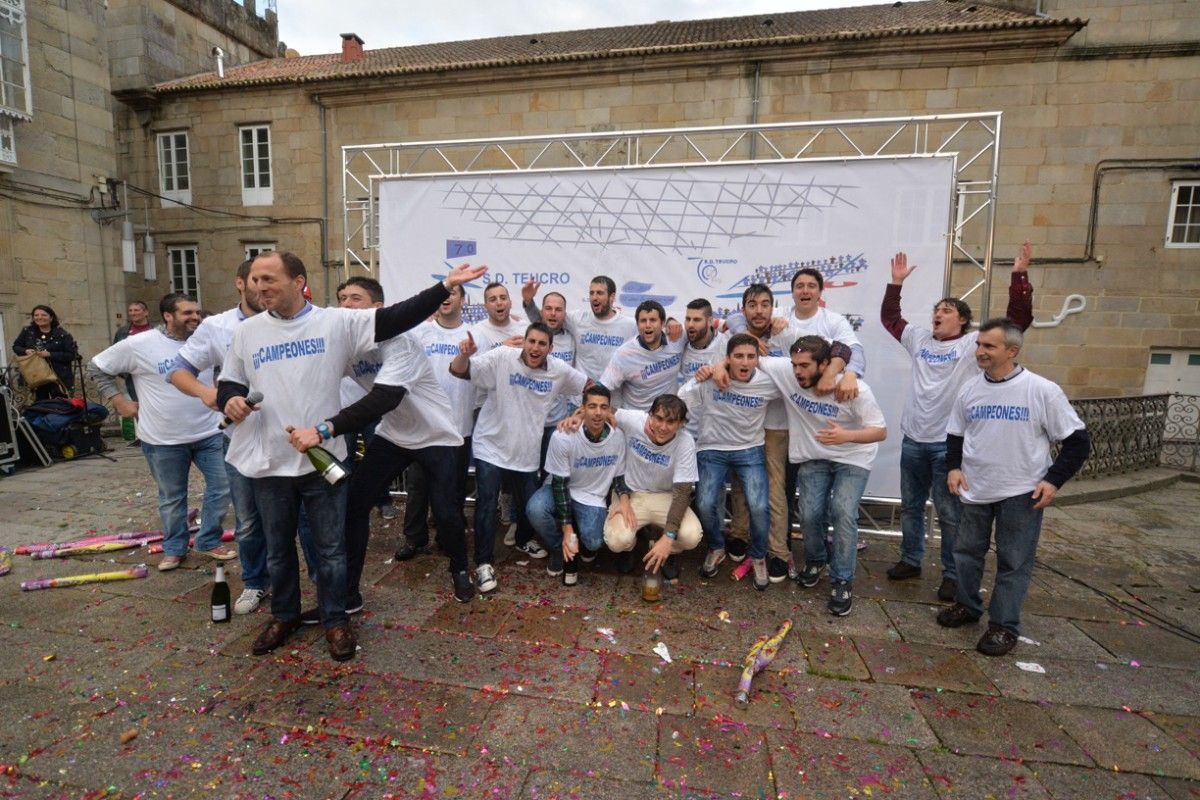 Celebración en la plaza del Teucro del regreso de la SD Teucro a Asobal
