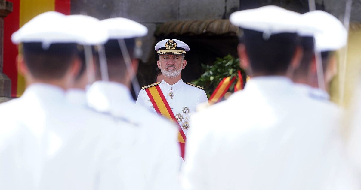 Entrega de reales despachos en la Escuela Naval con Felipe VI, Letizia y Leonor