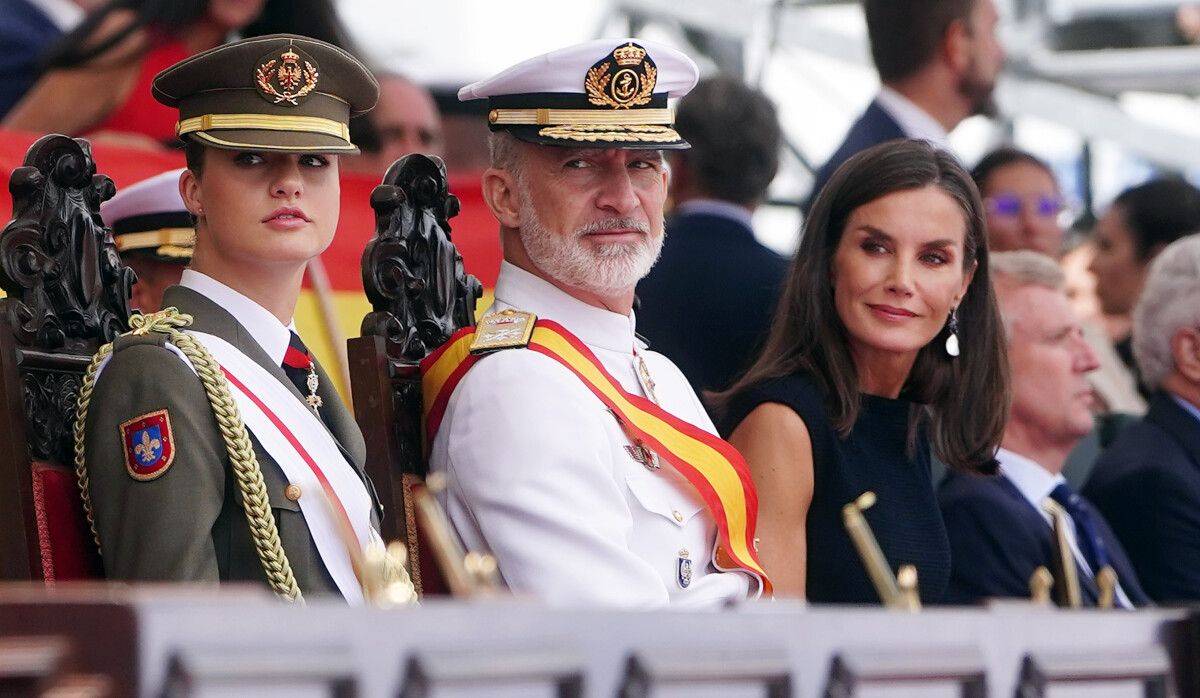 Entrega de reales despachos en la Escuela Naval con Felipe VI, Letizia y Leonor