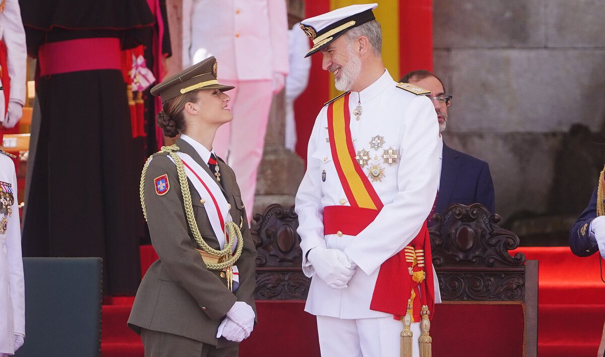 Entrega de reais despachos na Escola Naval con Felipe VI, Letizia e Leonor