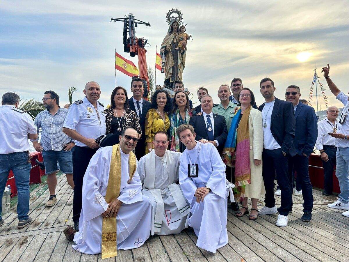 Ofrenda floral y procesión marítima con la Virgen del Carmen