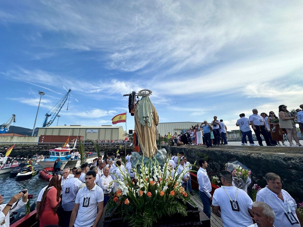 Ofrenda floral y procesión marítima con la Virgen del Carmen