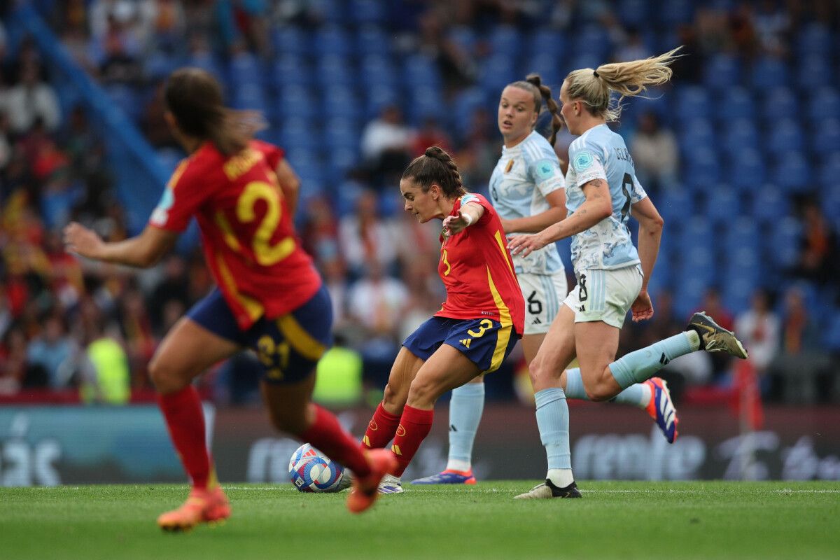 Tere Abelleira, en la jugada que supuso el 2-0 de España contra Bélgica en Riazor