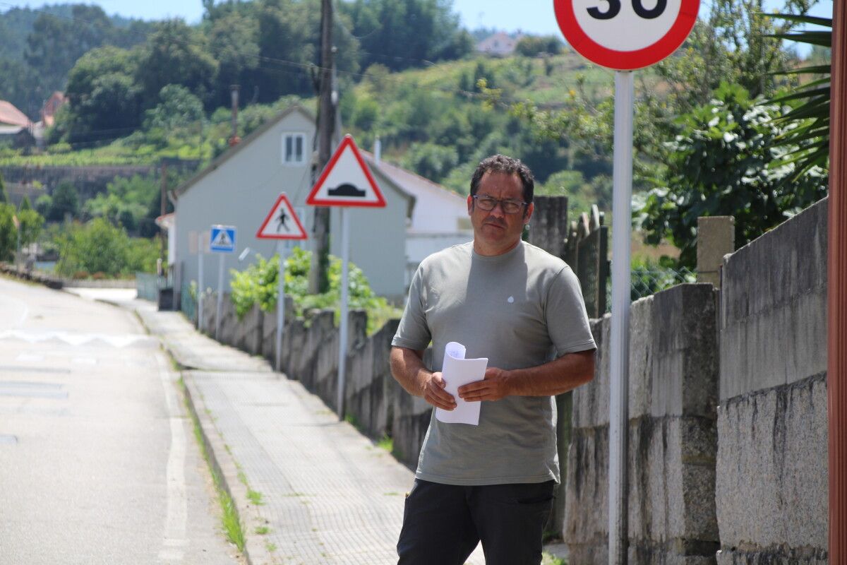 O concelleiro Pablo Garrido na rúa Cochón