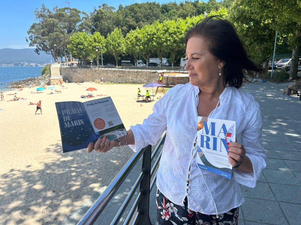 La concejala Cristina Acuña con los nuevos folletos turísticos