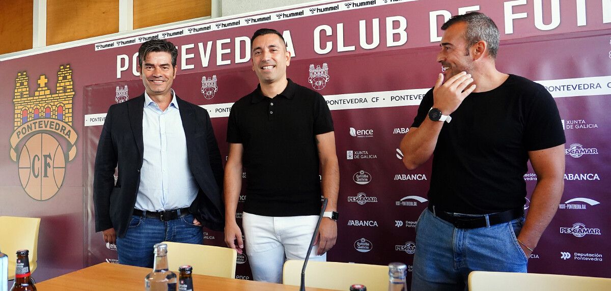 Jacobo Maestre, Charles y Yago Iglesias en la sala de prensa del Estadio Municipal de Pasarón