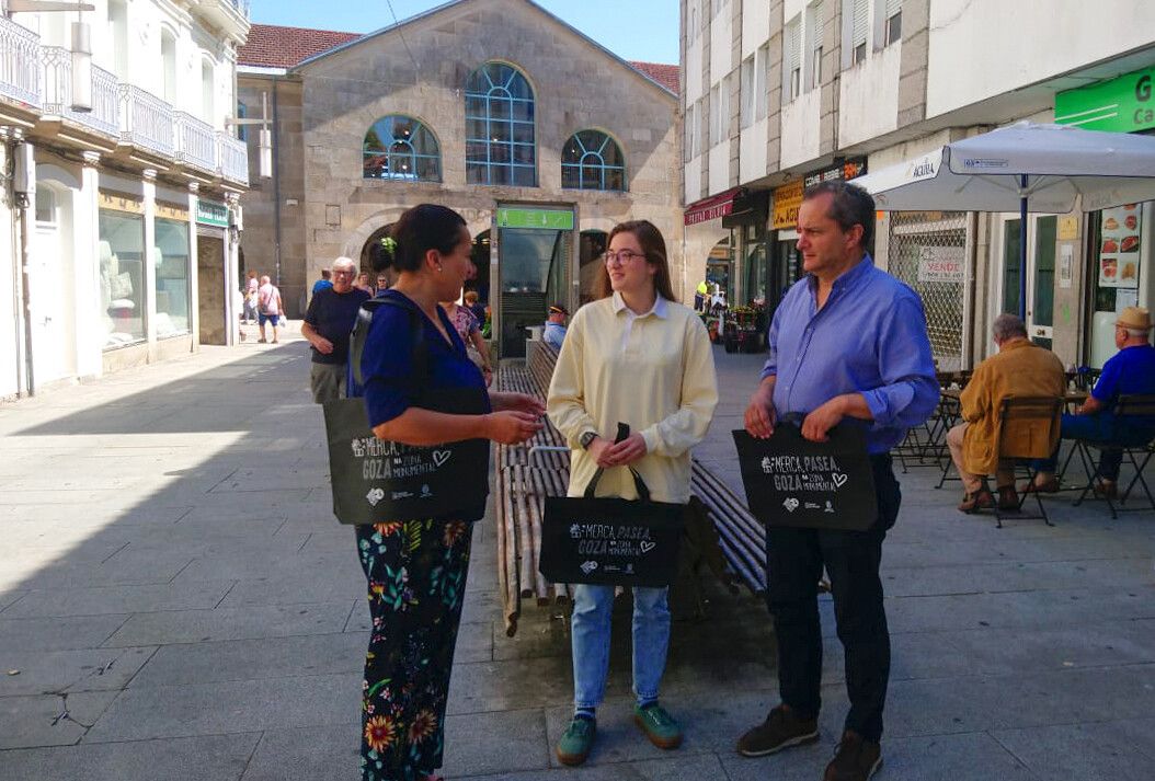 Sara Torres e Sara Couso, xunto o presidente de Zona Monumental, Miguel Lago