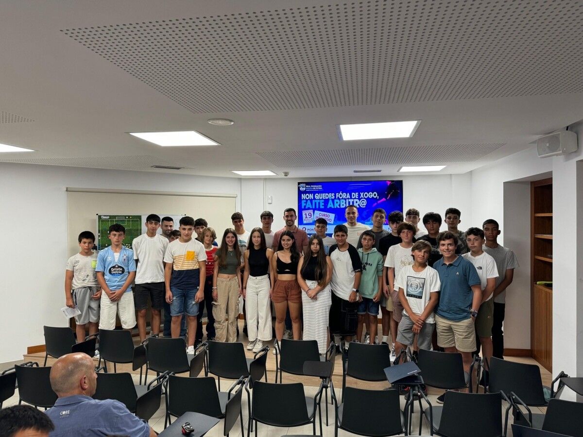 Alejandro Muñiz, Miguel Oliveira e Estela Castro cos novos alumnos do curso de árbitros