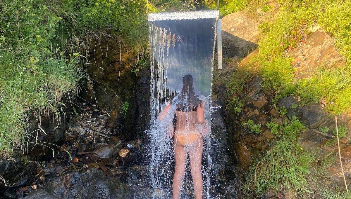 Ducha natural en la playa de Bascuas